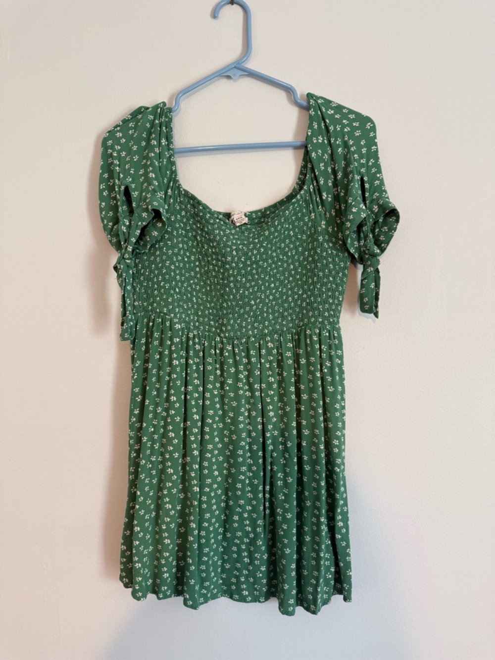 American Eagle Outfitters AE
Floral Tie-Sleeve Smocked Mini
Dress Size S